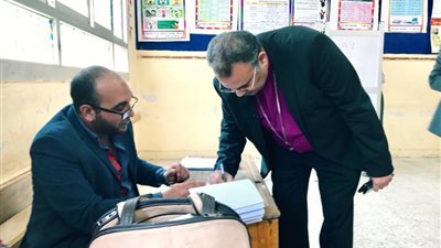 رئيس الطائفة الإنجيلية يدلي بصوته في لجنة مصر الجديدة