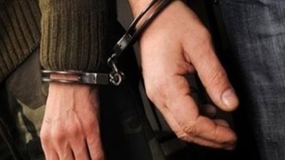 ضبط عامل نظافة بمطار القاهرة سرق 170 قطعة مائدة خاصة بمصر للطيران