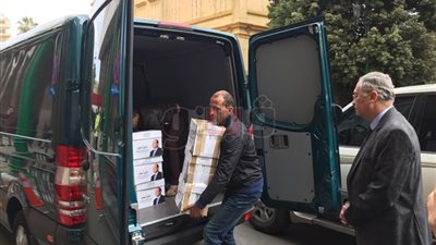 أول مرشح للرئاسة يقدم أوراقه لـ«الوطنية للانتخابات».. السيسي يقدم 170 «كرتونة تأييدات».. تشديدات أمنية بمحيط الهيئة.. فحص التوكيلات بماسح ضوئي.. والمنوفية والقاهرة أكثر مؤيدي الرئي