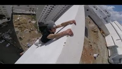 بالفيديو والصور.. شاب يتعلق بمبنى مرتفع بيد واحدة