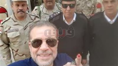 شريف منير يلتقط سيلفي الحبر الفسفوري بعد التصويت في الانتخابات