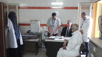 بالصور.. مدير التفتيش بالتأمين الصحي يتفقد عيادة طلعت حرب في الغربية