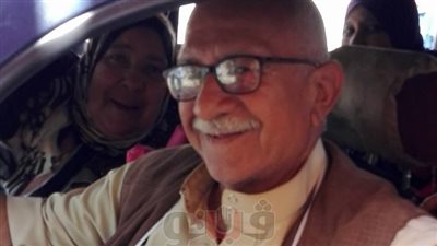 مواطن يضع صورة السيسي على صدره أثناء إدلائه بصوته (فيديو)