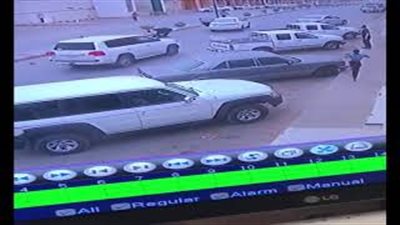 لحظة دهس سيارة طفلا وهو يعبر الطريق (فيديو)