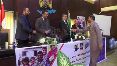بالصور.. محافظ الفيوم يسلم 40 مشروعا من «رزق حلال»
