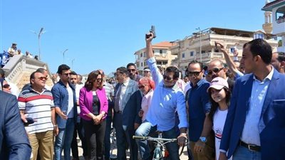 وزير الرياضة يقود ماراثونا للدراجات برأس البر (صور)