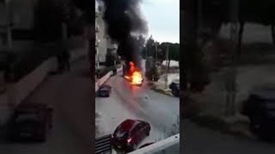 فشل رجال الإطفال في توجيه خراطيم المياه نحو سيارة مشتعلة (فيديو)