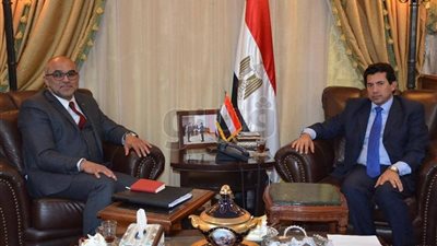 وزير الرياضة يستقبل رئيس الزهور لمناقشة خطة تطوير ودعم النادي