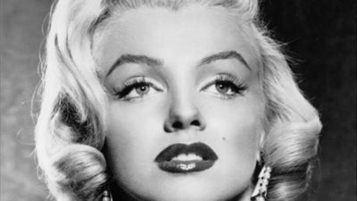 حواديت رمضانية «الحلقة السادسة والعشرون».. تفاصيل اغتيال مارلين مونرو.. حسناء القرن العشرين تفقد حياتها بسبب علاقة غير شرعية مع جون كينيدي.. الرئيس الأمريكي يأمر بقتلها.. والسم أداة التنفيذ