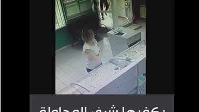 بالفيديو.. شاهد ماذا فعلت عاملة شجاعة لحظة سرقة متجر مجوهرات؟