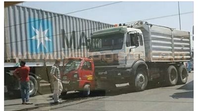 بالصور.. سيارة نقل ثقيل تدهس سيارة «سوزوكي»