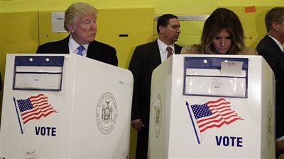 أبرز مشاهد التصويت في الانتخابات الرئاسية بأمريكا.. هيلاري تتعرض لوعكة صحية.. ترامب يشك في تصويت زوجته.. ارتفاع أسعار الذهب.. نقل قالب حلوى كبير على شكل المرشح الجمهوري إلى ناطحة سحاب