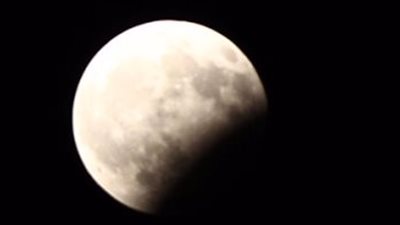 «أبحاث الشمس»: الأحوال الجوية تؤثر على رصد خسوف القمر الإثنين