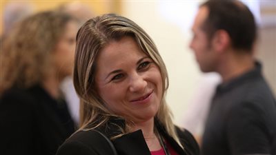 بالصور.. نائبة إسرائيلية تشعل أزمة سياسية بـ«صباع روج»