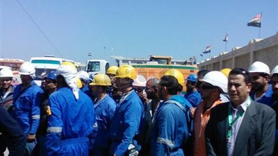 عمال حقل غاز ظهر أمام لجان الانتخابات في بورسعيد (صور)