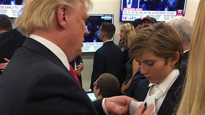 بالصورة.. «ترامب» ينشغل عن متابعة نتائج الانتخابات برابطة عنق ابنه