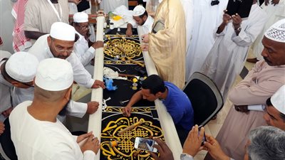بالصور.. كسوة الكعبة تتزين بخيوط الذهب والفضة