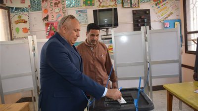 محافظ الوادي الجديد يدلي بصوته في الانتخابات الرئاسية (صور)