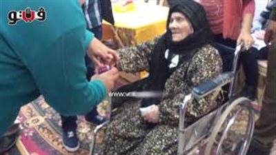 الحاجة زينب عقب إدلائها بصوتها: السيسي أنقذ مصر من الأعداء (فيديو)