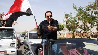 حكيم يقود مسيرة على أنغام «أبو الرجولة» بشوارع القاهرة (صور)