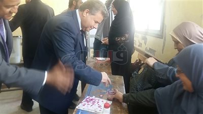 رئيس جامعة بنها ينتظر في «طابور» للمشاركة في انتخابات الرئاسة (صور)