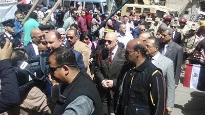 محافظ القاهرة يتابع سير العملية الانتخابية بروض الفرج (صور)