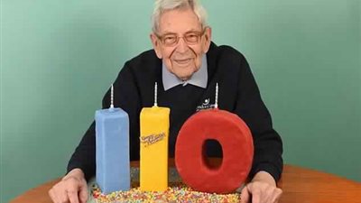 أكبر رجلين في بريطانيا مولودان في نفس اليوم (صور)