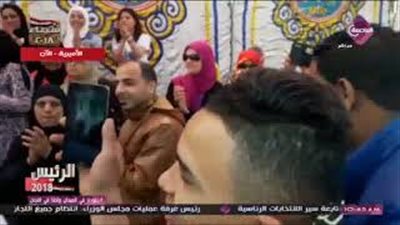 «مسنة» ترقص على أنغام تسلم الأيادي بعد الإدلاء بصوتها (فيديو)