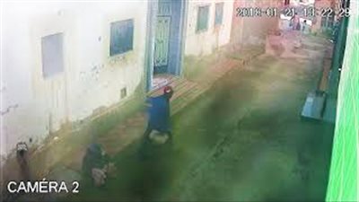 لحظة سرقة زوجين حقيبة امرأة عجوز بالمغرب (فيديو)