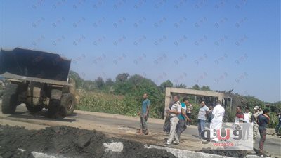 بالفيديو والصور.. توقف حركة المرور على الطريق الزراعي السريع بسبب انقلاب سيارة بقها