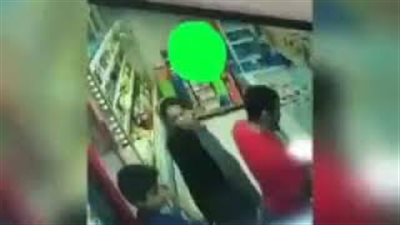 لحظة تحرش شاب بفتاة داخل سوبر ماركت بجدة (فيديو)