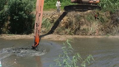 تطهير الترع والمصارف لتسهيل وصول مياه الري للنهايات بالفيوم