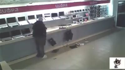 بالفيديو.. الغباء يضع لصوصا في سقطات مروعة