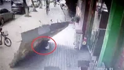 لحظة سقوط لافتة مطعم فوق سيدة (فيديو)