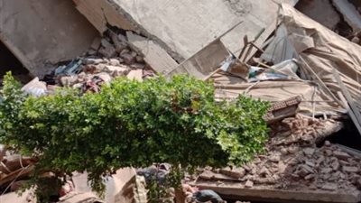 إخلاء منزل مجاور للعقار المنهار في طوخ