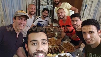 بالصور.. نجوم الإنتاج الحربي يداعبون «جدو» على «مائدة الإفطار»