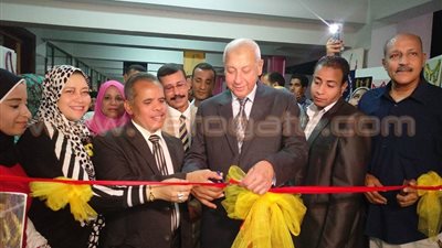 بالصور.. محافظ أسوان يفتتح معرض التربية النوعية
