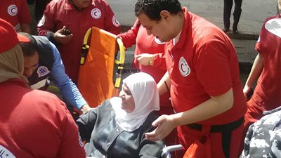 نقل عجوز أصيبت بكسر في لجنة روض الفرج للمستشفى (صور)