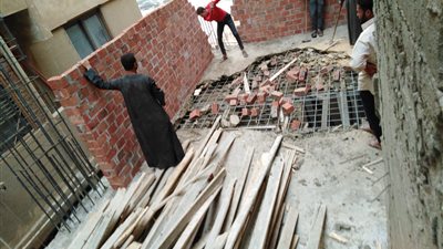 إزالة عقار بالنزهة لغلقه «مناور» العمارات المجاورة (صور)