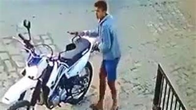 بالفيديو.. لحظة سرقة لص دراجة نارية من صاحبها تحت تهديد السلاح