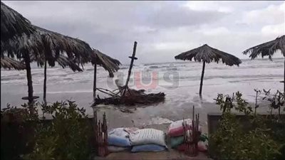 15 صورة ترصد ضرب الأمواج لكافتيريات بورسعيد بسبب سوء الأحوال الجوية