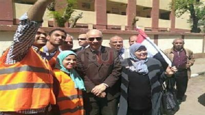 محافظ القاهرة يدلي بصوته ويلتقط صورا تذكارية مع المواطنين