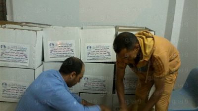 بالصور.. توزيع 200 شنطة رمضانية على مرضى السرطان بالوادى الجديد