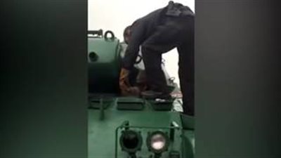 بالفيديو والصور.. شاهد ما حدث لراكون بدين عندما حاول دخول دبابة