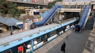 سقوط فرع شجرة على شبكة كهرباء الخط الأول للمترو بمحطة عزبة النخل