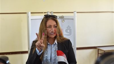 ليلى علوي تدلي بصوتها في مصر الجديدة (صور)