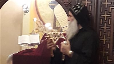 12 صورة ترصد أول صلاة عشية للأنبا بيمن بـ«دير الملاك» بعد تماثله للشفاء