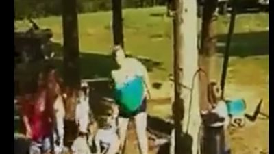 بالفيديو.. لكمة قوية من أم لطفلتها تسقطها على الأرض