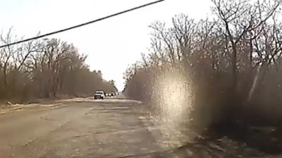 سيارة تتعرض لحادث بسبب لوح خشبي (فيديو)