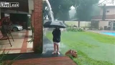 بالفيديو والصور.. لحظة ضرب صاعقة صبيًا أسفل المطر